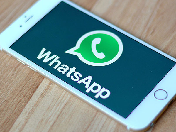 телефон с логотипом whatsapp на экране